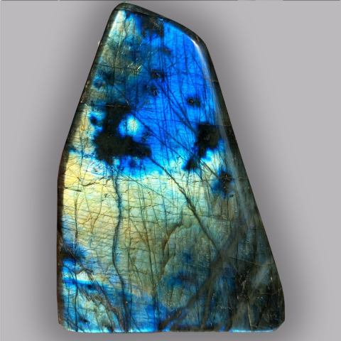 LABRADORITE forme libre 834 g.