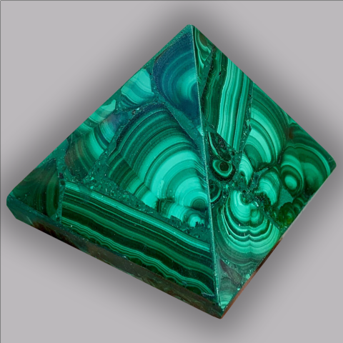 MALACHITE pyramide 138 g.