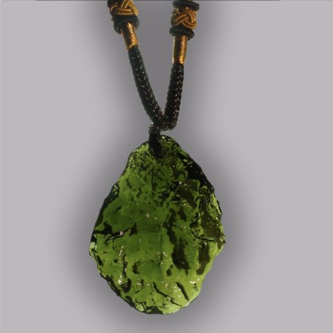 MOLDAVITE pendentif sur cordon