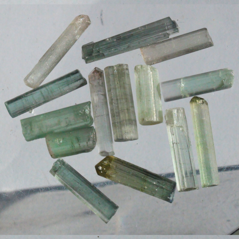 TOURMALINE vert clair-Cristal naturel 2,25/5,70 ct