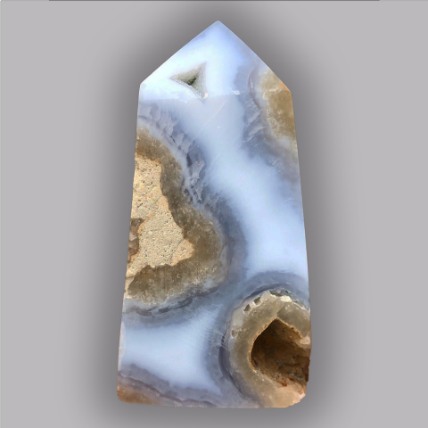 AGATE oblisque 125 g., 20 x 41 x 78 mm.